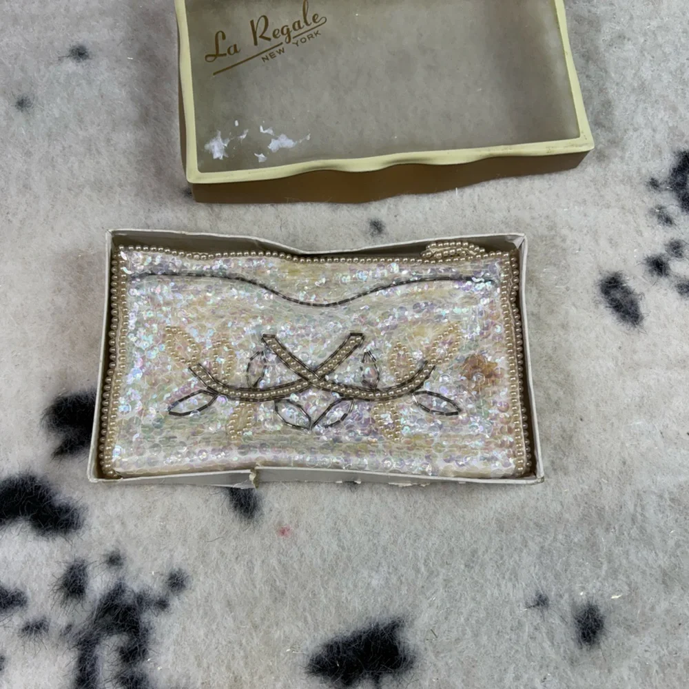 La Regale Women’s Ivory  Embroidered Vintage Sequin Clutch Bag
